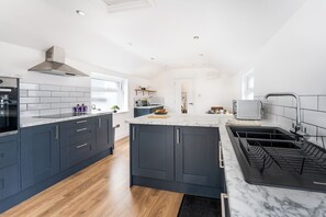 Fridge, microwave, oven, stovetop - Modern Church Rd Flat Sleeps 8 + Pool Table Dining (Newport)