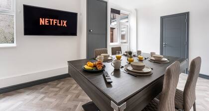 Modern Church Rd Flat Sleeps 8 + Pool Table Dining