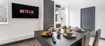 Modern Church Rd Flat Sleeps 8 + Pool Table Dining