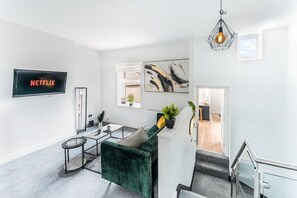 TV - Modern Church Rd Flat Sleeps 8 + Pool Table Dining (Newport)