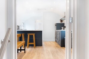 Interior - Modern Church Rd Flat Sleeps 8 + Pool Table Dining (Newport)