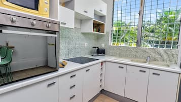 Toaster, cleaning supplies