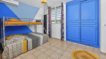 Toaster, cleaning supplies