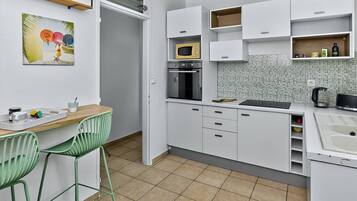 Toaster, cleaning supplies