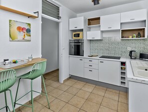 Toaster, cleaning supplies