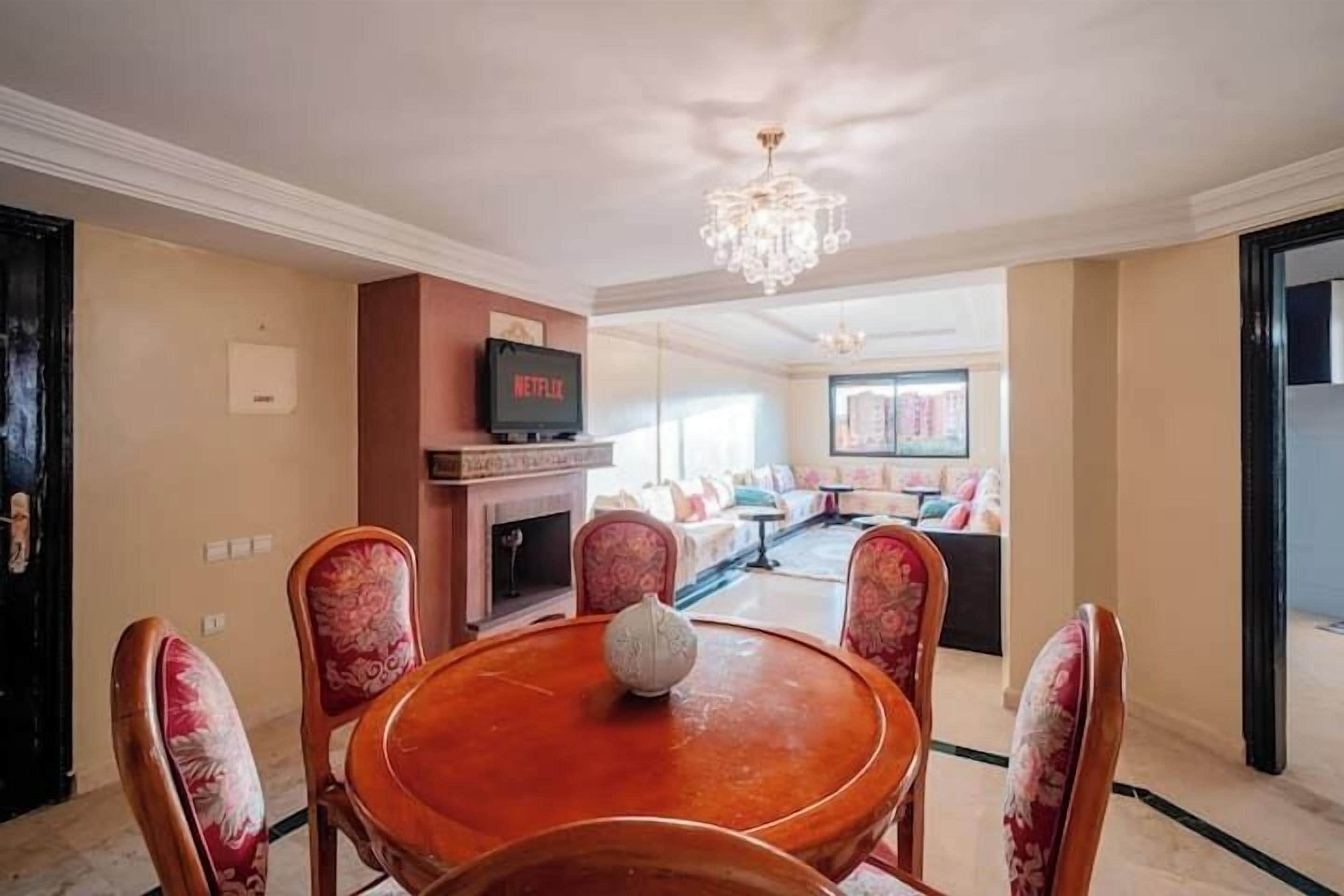 Departamento Deluxe, balcón, vista al patio | Área de sala de estar