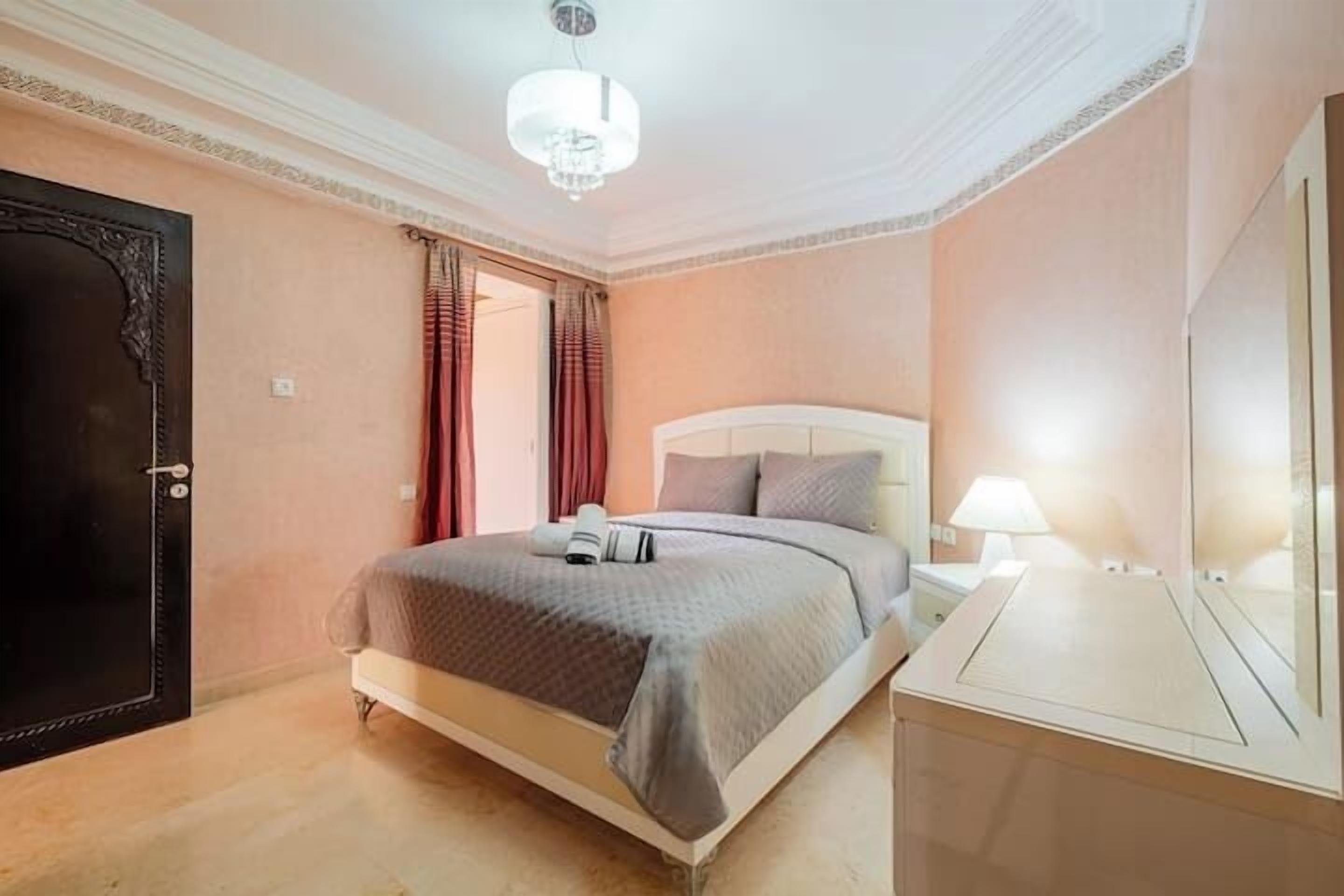 客房内保险箱、办公桌、笔记本电脑工作区、遮光窗帘