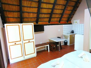 Quarto duplo conforto | Escrivaninha, Wi-Fi de cortesia