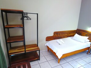 Quarto duplo básico | Escrivaninha, Wi-Fi de cortesia