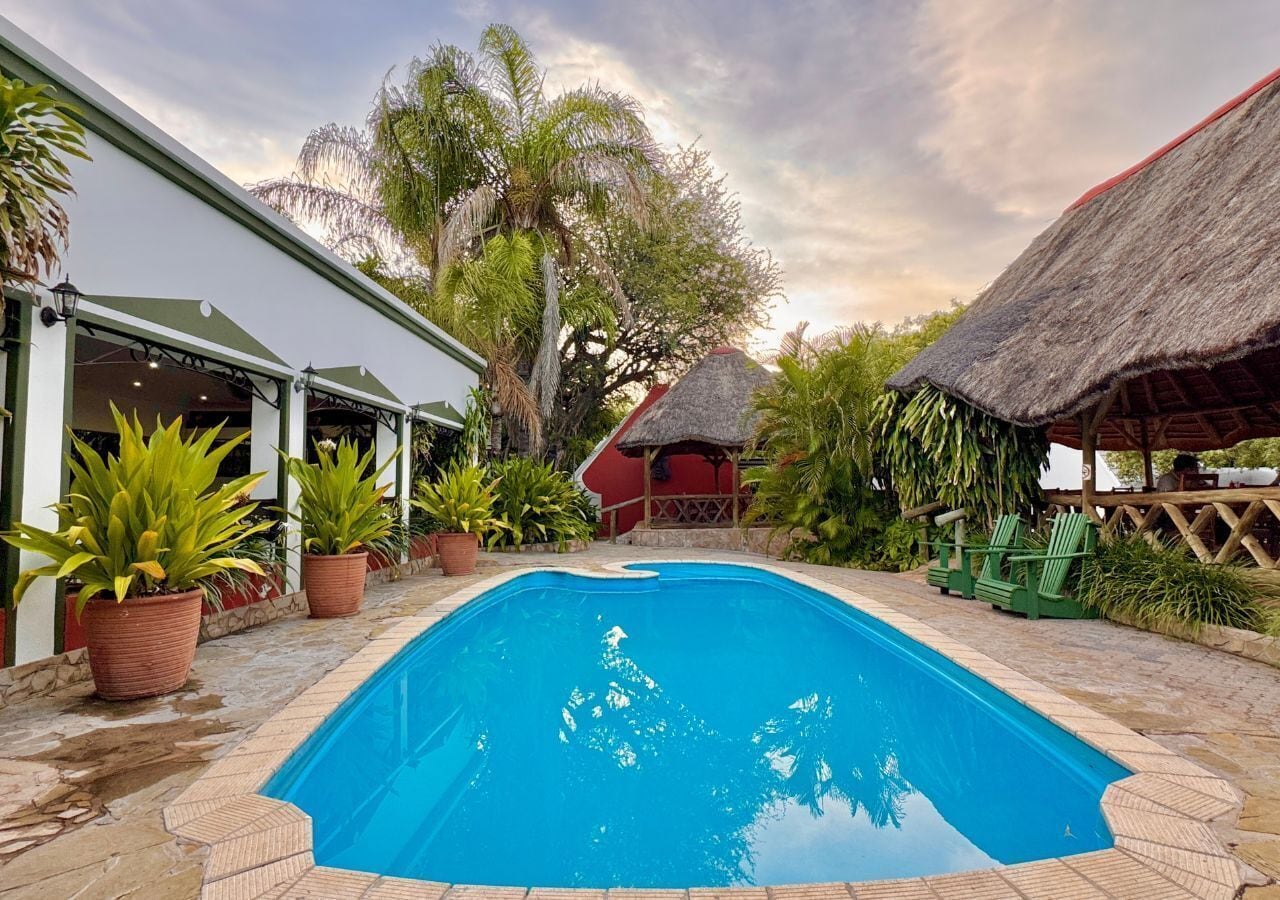2 outdoor pools