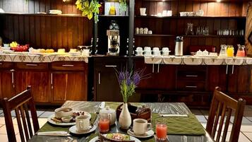 Petit déjeuner complet compris tous les jours