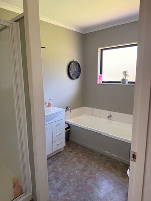 Dusche, Handtücher, Toilettenpapier