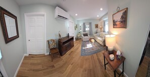 Living area - The Cottage - Wonderful 2-bedroom house with AC, WiFi in charming Bardstown (Bardstown)