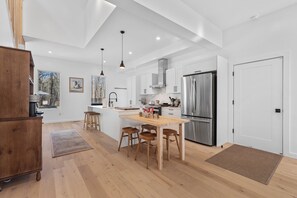 Fridge, microwave, oven, stovetop - Woodstock Ridge / Hot Tub, Pool & Fire Pit (Woodstock)