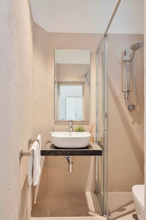 Classic Double Room, Balcony, City View | Bathroom | Shower, free toiletries, hair dryer, towels