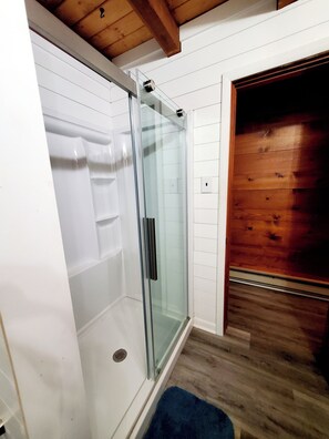 Shower, towels, soap, toilet paper - Cozy, rustic 3-bedroom cabin in fabulous Lake Raystown with AC (Huntingdon)