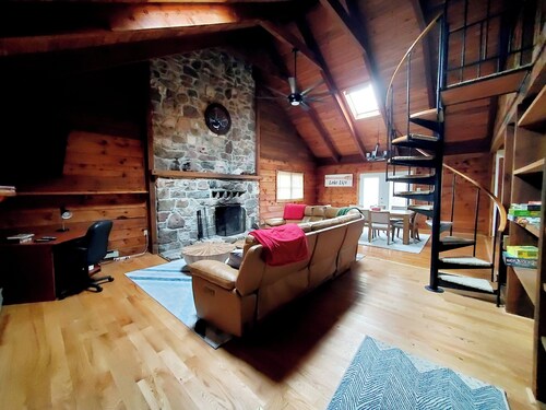 Cozy, rustic 3-bedroom cabin in fabulous Lake Raystown with AC