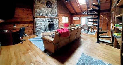 Cozy, rustic 3-bedroom cabin in fabulous Lake Raystown with AC