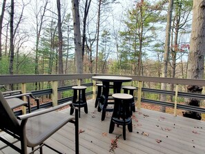Outdoor dining - Cozy, rustic 3-bedroom cabin in fabulous Lake Raystown with AC (Huntingdon)
