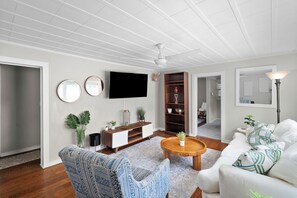 Smart TV - Cozy Calhoun Getaway (Calhoun)