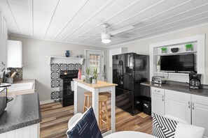 Fridge, microwave, oven, stovetop - Cozy Calhoun Getaway (Calhoun)