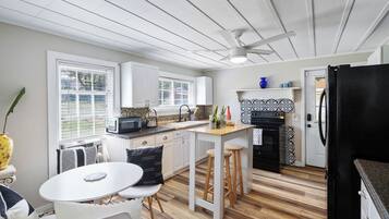 Frigorifero, microonde, forno, piano cottura