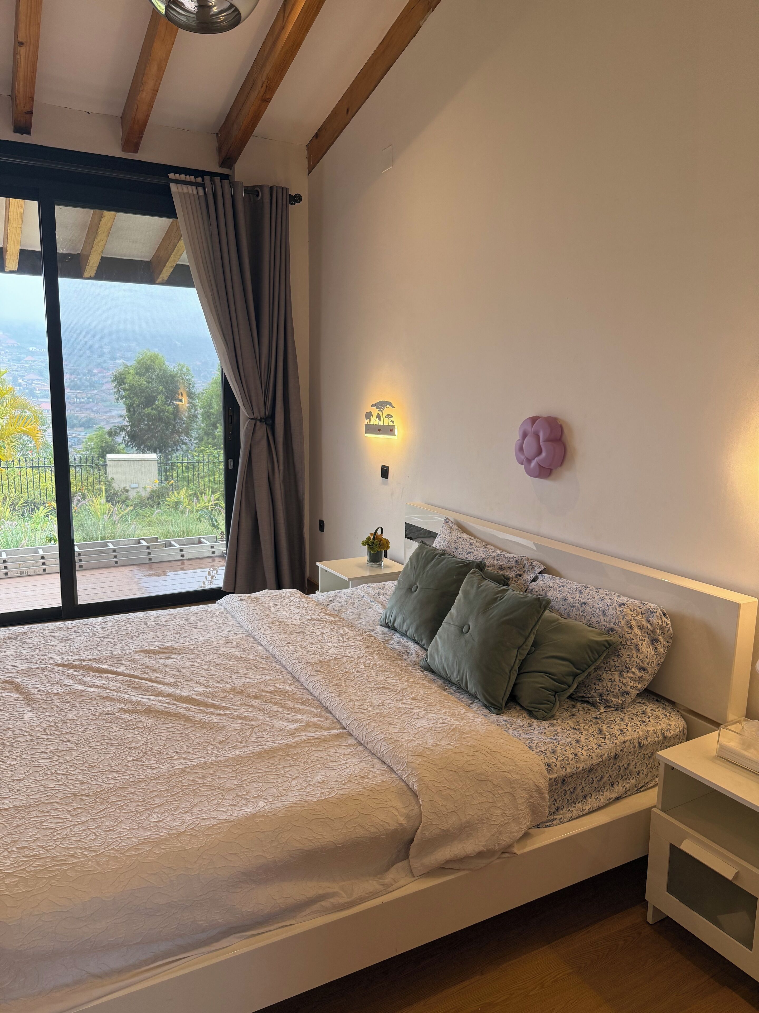 Tabla de planchar con plancha, wifi y ropa de cama 