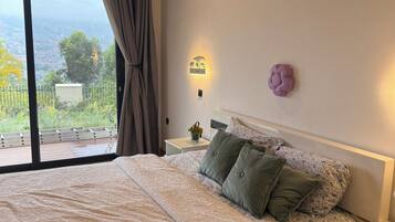 Tabla de planchar con plancha, wifi y ropa de cama