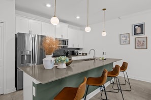 Villa (4 Bedrooms) | Private kitchen | Microwave, oven, highchair, blender - Amazing 4 Bedrooms Home With Pool Close to Disney (Davenport)