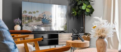 Villa (4 Bedrooms) | Woonruimte | Een 50-inch smart-tv met kabelzenders