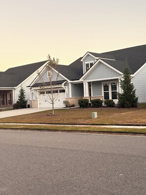 Exterior - Your pet is welcome. Savannah airport Room Only Female guests. We have 2 pets. (Pooler)