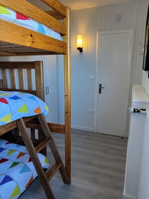 2 slaapkamers, een strijkplank/strijkijzer, wifi