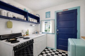 Fridge, microwave, oven, stovetop - Cabin in Tybee Island, Georgia (Tybee Island)