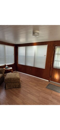 Cozy 1-bedroom cottage in soothing Falls City with AC