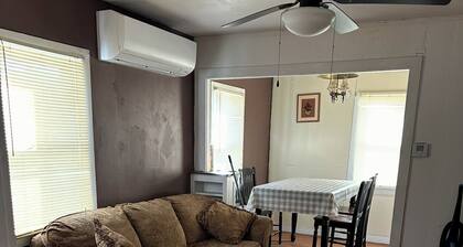 Cozy 1-bedroom cottage in soothing Falls City with AC