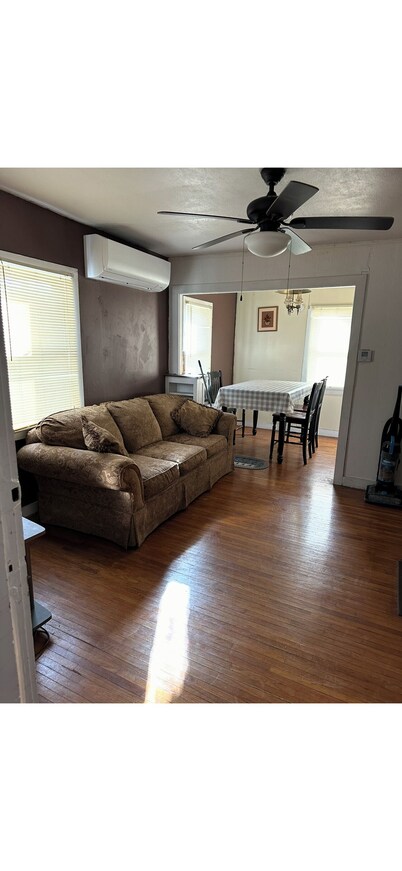 Cozy 1-bedroom cottage in soothing Falls City with AC