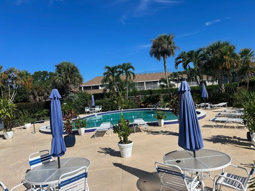 2-bedroom condo in superb Naples with cool AC and comfort