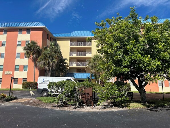 Exterior - 2-bedroom condo in superb Naples with cool AC and comfort (Naples)