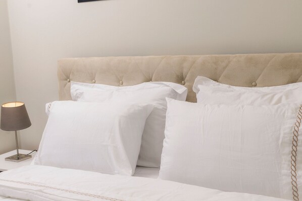 A bed with white bedding, a headboard, and a bedside lamp. - Prime Location by Parque das Águas (Exclusive) (São Lourenço)