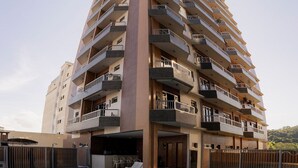Un edificio de gran altura con una piscina delantera.