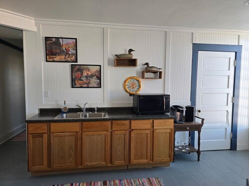 3-Bedroom Apartment Above The Blue Goose – Perfect for SDSU Fans & Hunters