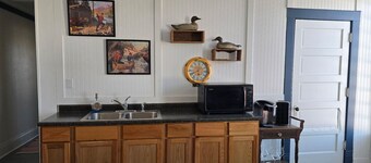 3-Bedroom Apartment Above The Blue Goose – Perfect for SDSU Fans & Hunters