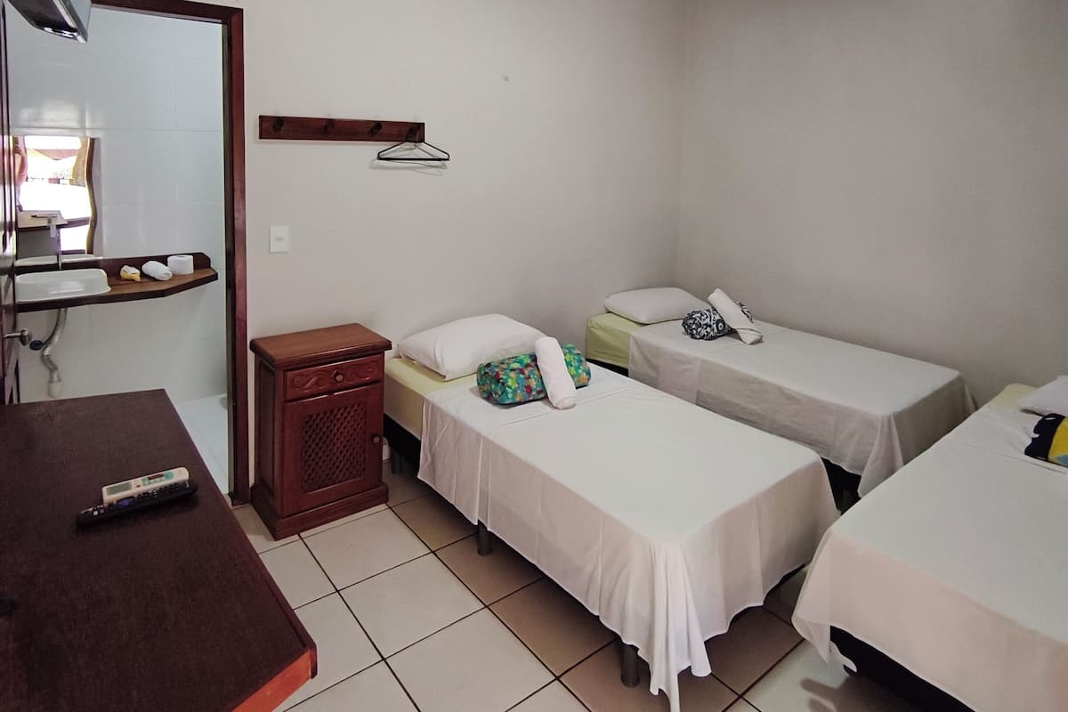 Standaard driepersoonskamer, Meerdere bedden, airconditioning, uitzicht op de binnenplaats | Een strijkplank/strijkijzer, gratis wifi