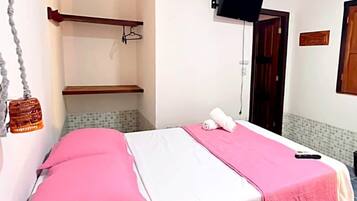 Tripla Standard, aria condizionata, vista cortile | Ferro/asse da stiro, Wi-Fi gratuito