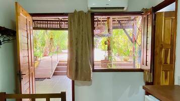 Quarto família, ar-condicionado, vista para o pátio | Ferros/tábuas de passar roupa, Wi-Fi de cortesia