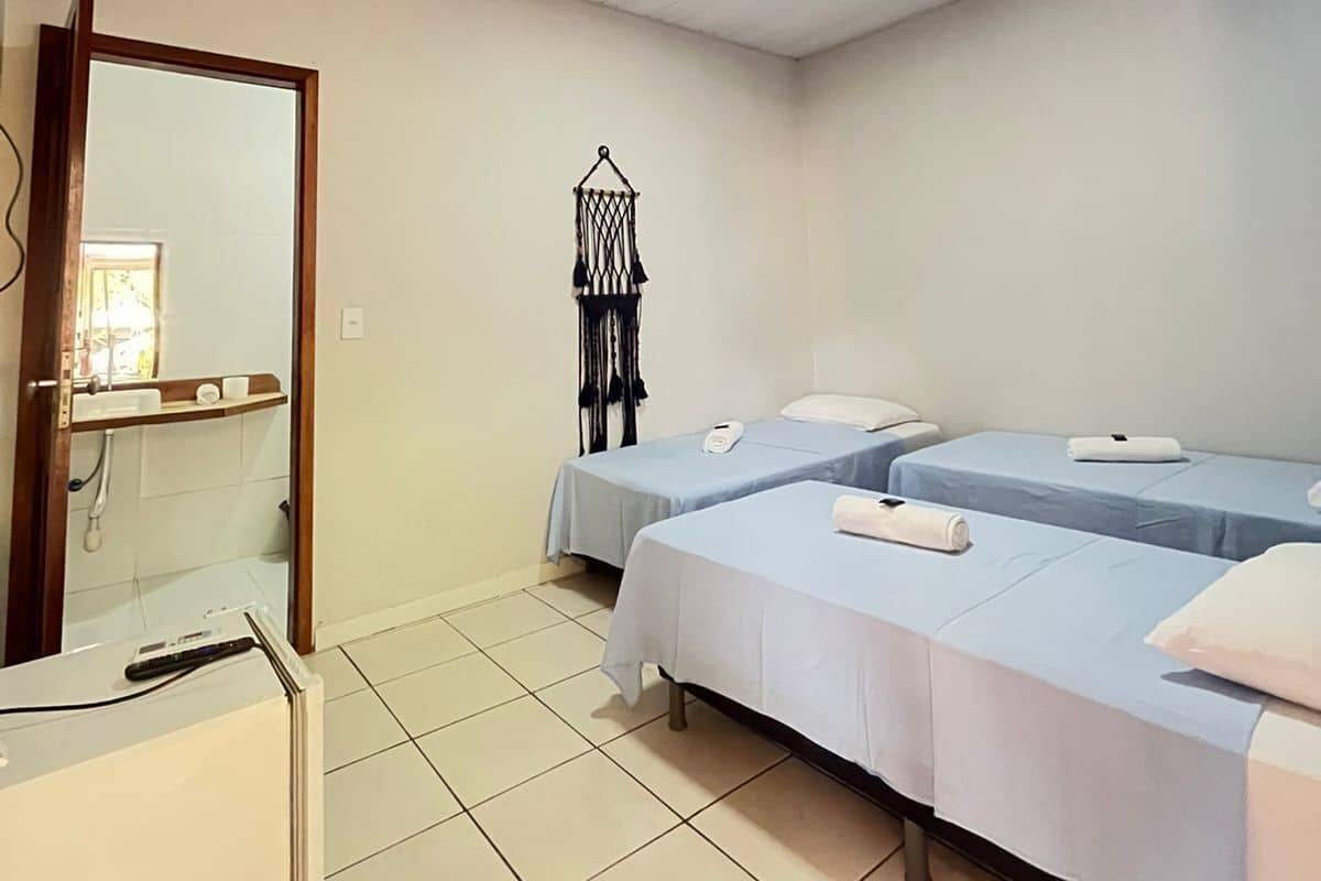 Standardværelse til 3 personer - flere senge - aircondition - udsigt til gårdsplads | Strygejern/strygebræt, gratis Wi-Fi