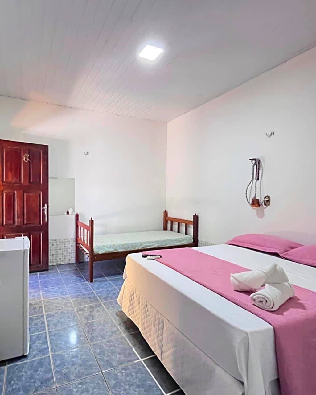 Kolmen hengen standard-huone, ilmastointi, näköala pihalle | Silitysrauta/-lauta, ilmainen Wi-Fi