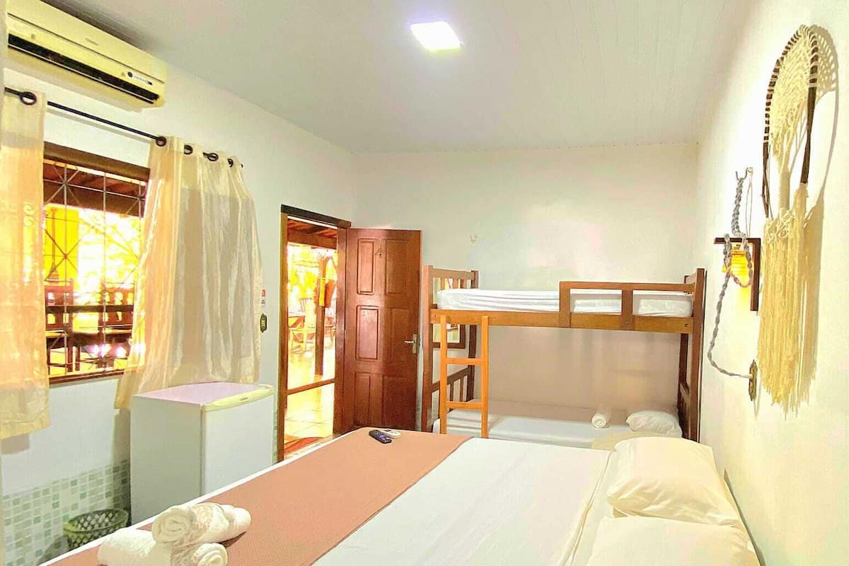 Klassieke vierpersoonskamer, airconditioning | Een strijkplank/strijkijzer, gratis wifi