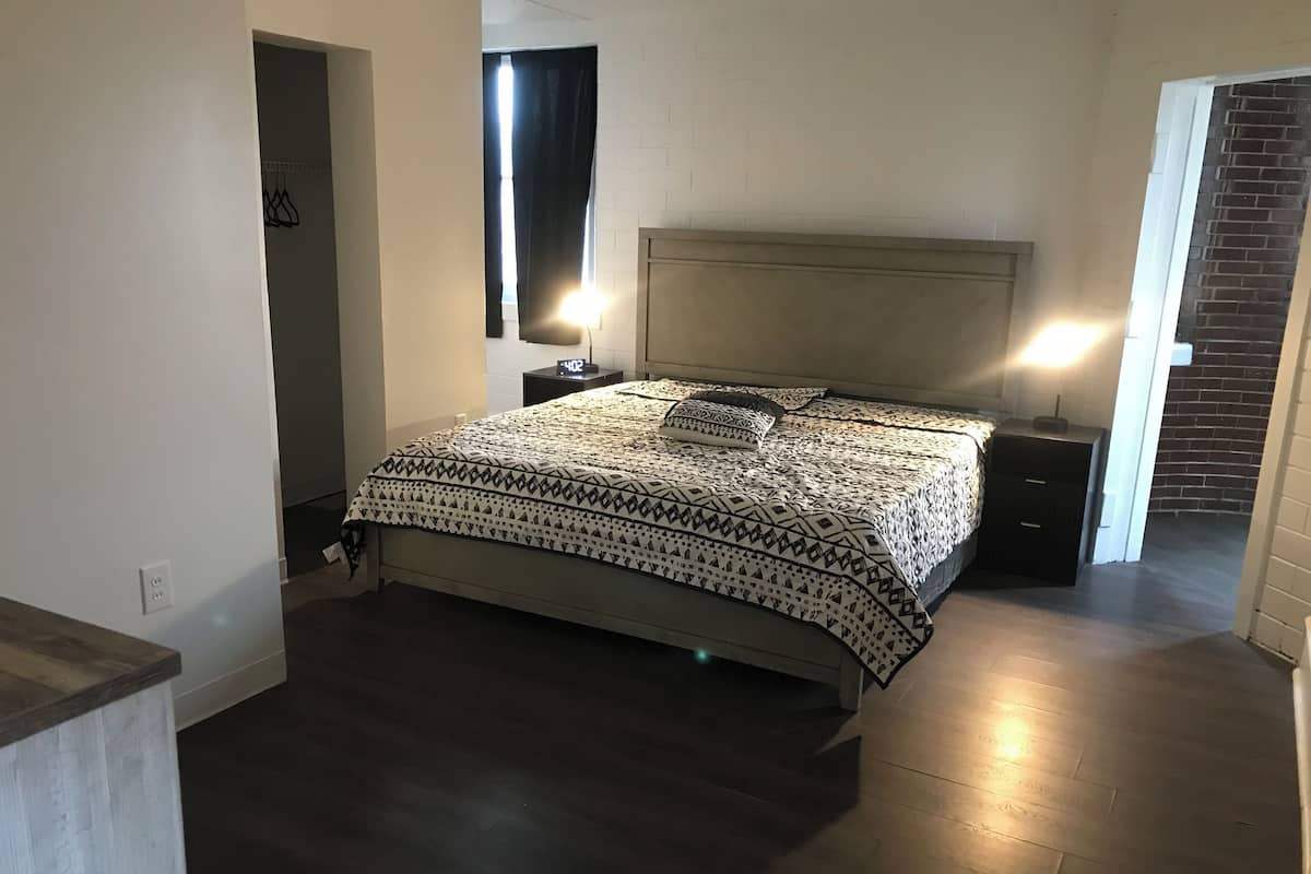 Căn hộ tiện nghi đơn giản | Khu vực làm việc phù hợp cho laptop