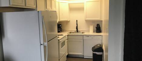 Economy appartement | Privékeuken | Een koelkast met diepvriezer, een microgolfoven, een oven, een kookplaat